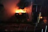 В Николаеве на предприятии ночью загорелись сразу три грузовых автомобиля