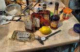 В Николаеве выявили производство фальсификата: закрашенный спирт выдавали за коньяк