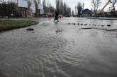 Из-за аварии на магистральном водоводе часть улицы Чигрина превратилась в рукотворную реку