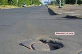 Как делают дороги в Николаеве: новый асфальт с провалившимися люками 