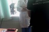 В Николаеве врач, которая «помогала» устроить детей в школу-интернат, задержана на взятке