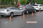 В центре Николаева столкнулись три авто: задние колеса «Шевроле» повисли в воздухе