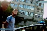 В Николаеве патрульные задержали двух мужчин, которые побили окна в троллейбусе