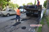 Сегодня в Николаеве ремонтировали дороги: асфальт сыпали прямо в лужи