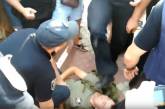 Появилось видео, как в Николаеве полицейский наступил на лицо активисту во время потасовки на встрече с Савченко