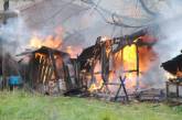 На Николаевщине люди сжигали мусор в своем дворе, из-за этого загорелся сарай