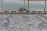 В Херсонской области побережье Черного моря за считанные минуты засыпало крупным градом (видео)