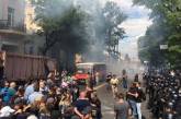 Митингующие перекрыли выходы из Рады: начались столкновения