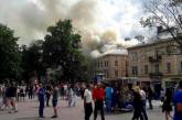 В центре Львова горит жилой дом, огнем охвачены крыша и два этажа