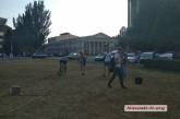 Николаевцы вышли поливать газон перед мэрией