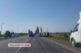 «Тойота», ехавшая по трассе в Николаев, столкнулась с фурой и ВАЗом, после чего перевернулась