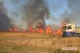 Под Николаевом мощный пожар: горит птицефабрика и поле вокруг нее 