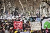 Жители Барселоны вышли на марш протеста против туристов