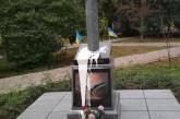 В Киеве на День Независимости облили краской памятник участникам АТО