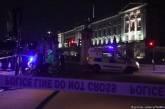 В Лондоне мужчина с криком "Аллах акбар" ранил полицейских мечом