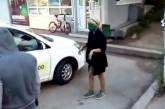 В России таксист заставил незаплативших пассажиров умыться зеленкой. ВИДЕО