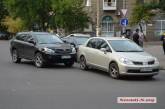 На Центральном проспекте Николаева столкнулись Nissan Tiida и Lexus RX 400h