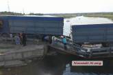 В Пересадовке освободили затопленный перегруженной фурой понтонный мост