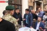 Саакашвили во Львове вручают протокол об административном нарушении