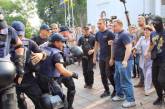 В Одессе жители пикетируют горсовет, требуя отставки руководства: происходят стычки