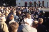 Саакашвили прибыл к памятнику Дюку, его пытаются заглушить противники