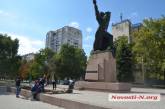 Николаевцы благоустроили клумбы вокруг памятника погибшим милиционерам