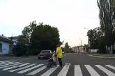 Как ездят в Николаеве: «Жигули» не пропустили женщину с коляской на переходе