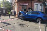 В Одессе киевлянка на Porsche обгоняла трамвай и врезалась в стену магазина