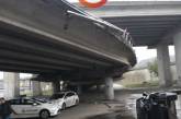 В Киеве автомобиль упал с моста: пострадал ребенок