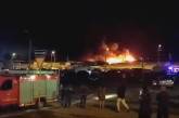 Пожар на вещевом рынке в Ростове-на-Дону: пламя бушует на площади 5 тыс кв метров