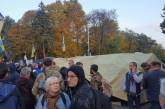 Полиция пропускает протестующих к зданию Рады: те уже начали устанавливать палатки