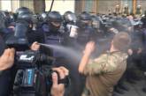 Под Радой полиция штурмовала баррикады "МихоМайдана" - в ход пошел газ