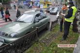 В центре Николаева автомобиль врезался в забор