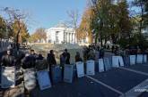 Под Радой собираются митингующие