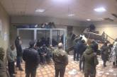 К суду, где окопались радикалы с Коханивским, стянули сотню полицейских