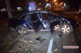 В центре Николаева «Ауди» на еврономерах на огромной скорости врезался в дерево