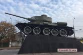 Красно-черный флаг на танке на 6-й Слободской закрасили 