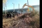 Появилось видео, как люди в балаклавах пытались проникнуть на военный объект в Одессе