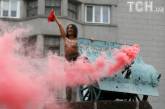 «Долой шоколадную гидру»: в Киеве обнаженная Femenистка с красным флагом взобралась на памятник