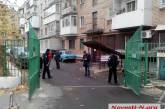 В центре Николаева трое пьяных молодчиков сломали ворота 