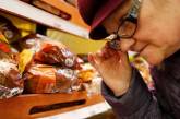 Украинцы готовятся к Новому году: скупают шпроты и шоколад