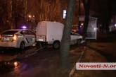 В центре Николаева автомобиль слетел с дороги и врезался в дерево