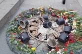 Вечный огонь в Парке Вечной Славы в центре Киева повторно залили цементом