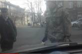 Сотрудник военкомата бросился под авто адвоката, чтобы задержать студента