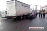В центре Николаева столкнулись грузовик и «Мицубиси»