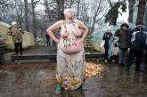 Активистка Femen разделась в лагере Саакашвили