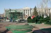 В Николаеве начали монтировать новогоднюю 22-метровую искусственную елку