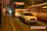 В центре Николаева столкнулись «Рено» и грузовик «Мерседес»