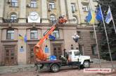 Здание Николаевского горсовета украшают праздничной иллюминацией