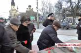 В Николаеве ко дню украинской милиции пенсионеры МВД возложили цветы